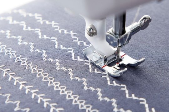 32 Zierstiche plus Knopfloch
