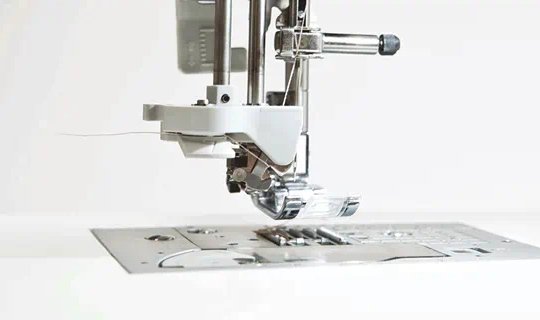 Brother Innov-is F410 – Extra-Komfort Nadeleinfädler