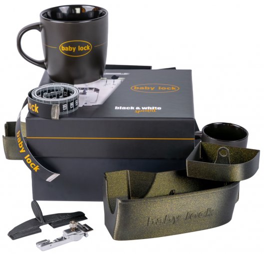 Inhalt der Baby Lock Geschenkbox – Tasse, Maßband, Zubehör