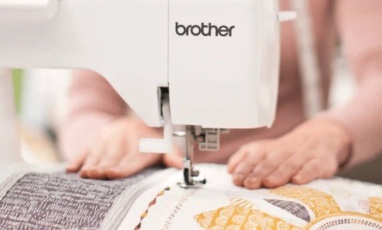 Große Nähfläche Brother Innov-is 1100
