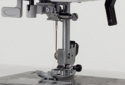 Einhand-Nadeleinfädler der JANOME 230 DC
