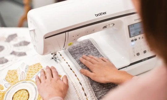 Große Nähfläche Brother Innov-is 1300