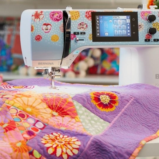 BERNINA 570 QE Kaffe Edition Fadenabschneider