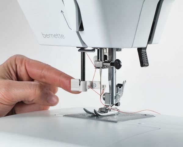 bernette 33 halbautomatischer Einfädler