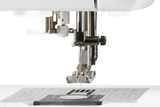 Integrierter Nadeleinfädler