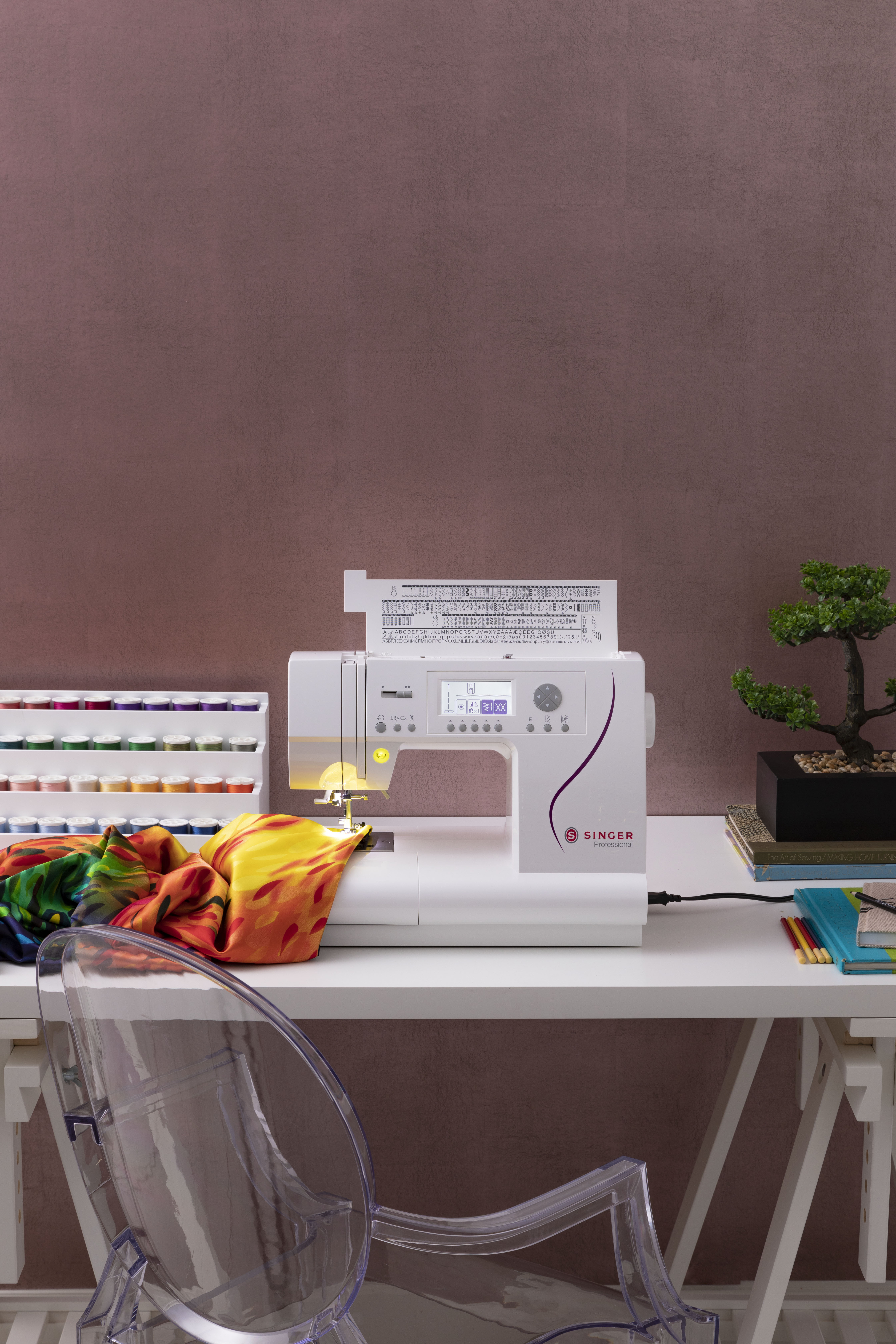 C430_Lifestyle-on-Pink-wallpaper_vertical_Summer19-6168 Singer C430