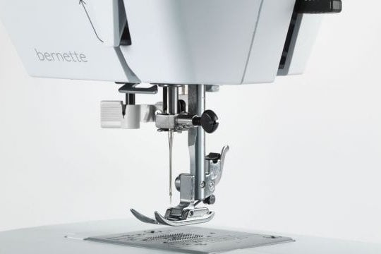 Zweistufiger Nähfußlifter der bernette 33