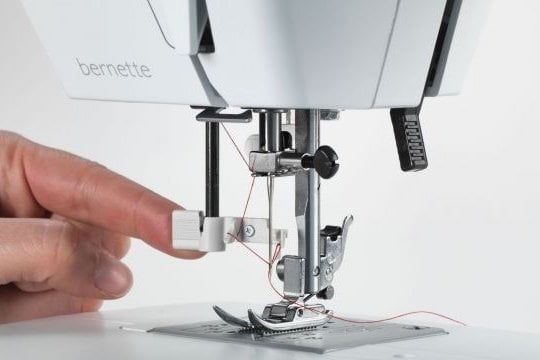 Halbautomatischer Einfädler der bernette 33