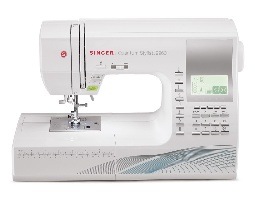 c14f4ef4a9128014b3542b913212061a58a2361a321fe Singer Quantum Stylist 9960 mit Anschiebetisch, Obertransportfuß und Harthaube