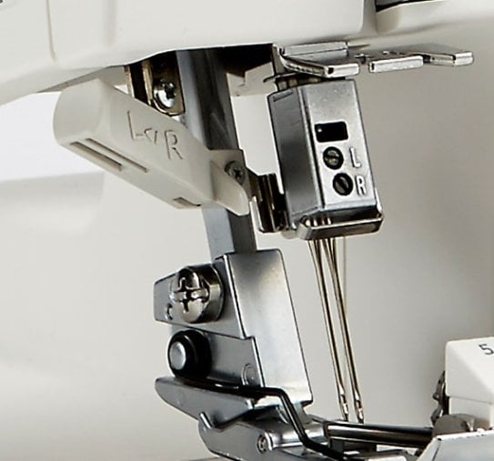 Eingebauter Einfädler Janome AT2000D