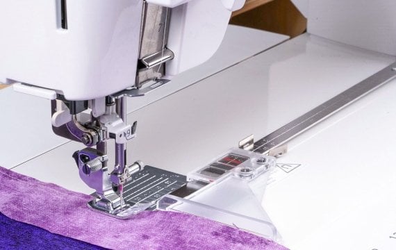 Janome M8 Stoffbahnführung