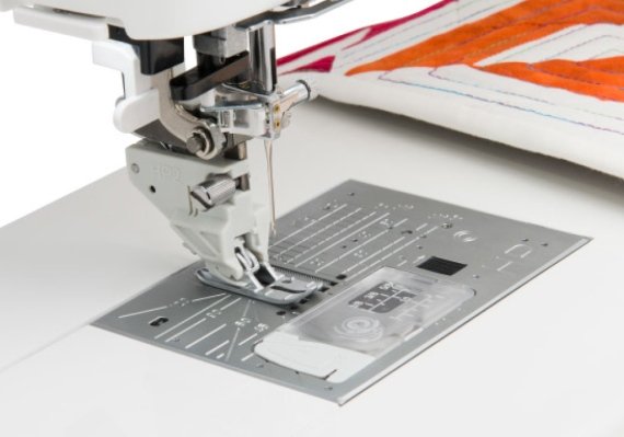 Janome M7 Professionell Nadelplatte und Füße