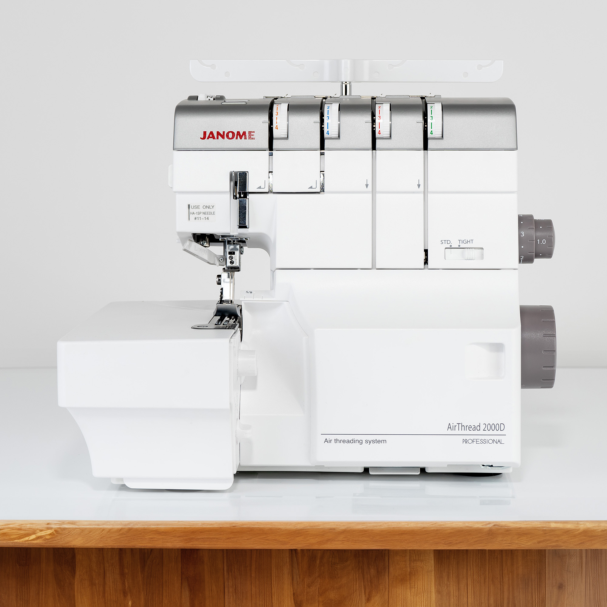 Janome Air Thread 2000D Versandrückläufer Janome Air Thread 2000D Versandrückläufer