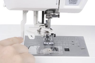 Janome Skyline S3 Superior Einfädler