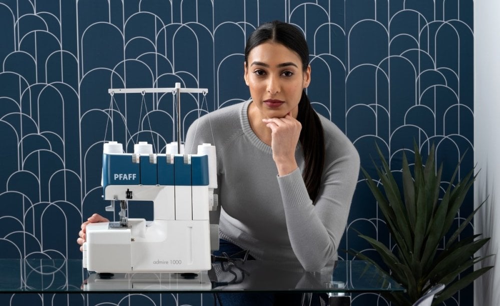 Pfaff admire 1000 Overlockmaschine in Seitenansicht