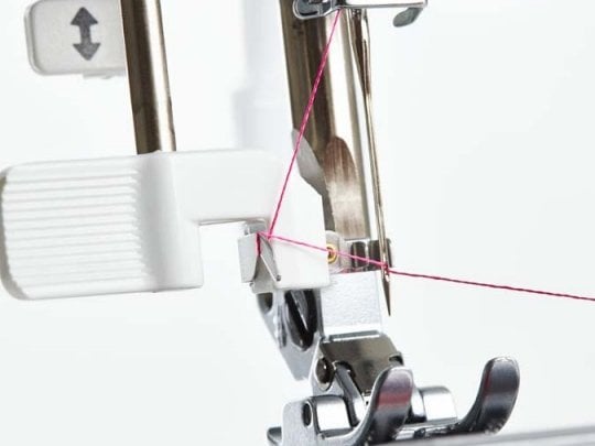 Integrierte Nadeleinfädler