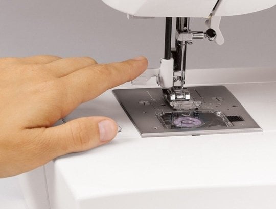 Integrierter Nadeleinfädler bei SINGER 7285Q