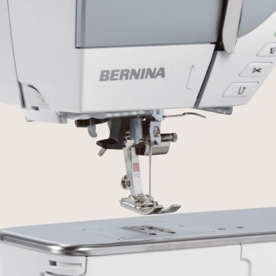 Halbautomatischer Einfädler und automatische Fadenabschneider